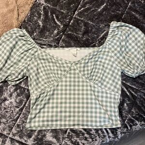 💚Caution to the wind picnic green top 💚